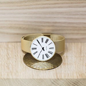 Arne Jacobsen - Römische Uhr - Ø34 - Weißes Zifferblatt, goldenes Netzarmband, IPG-Gehäuse